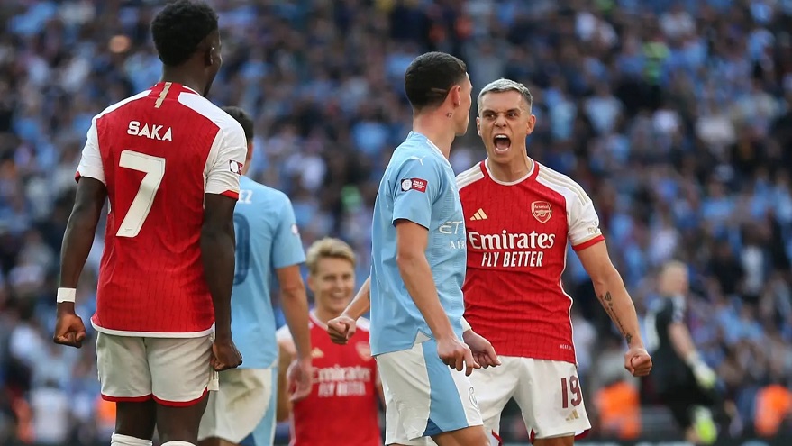 Chyba Manuela Akanjiho vedla ke gólu Arsenalu